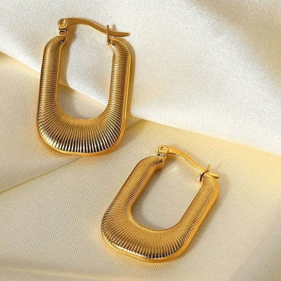 Waterproof chunky threaded U- shaped hoop earrings - Picture 4 of 5